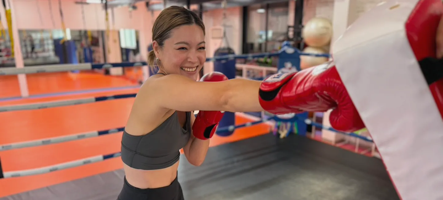 キックボクシングをしている女性1