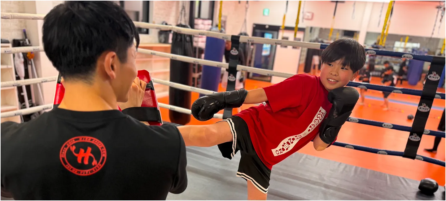 キックボクシングをしている子供