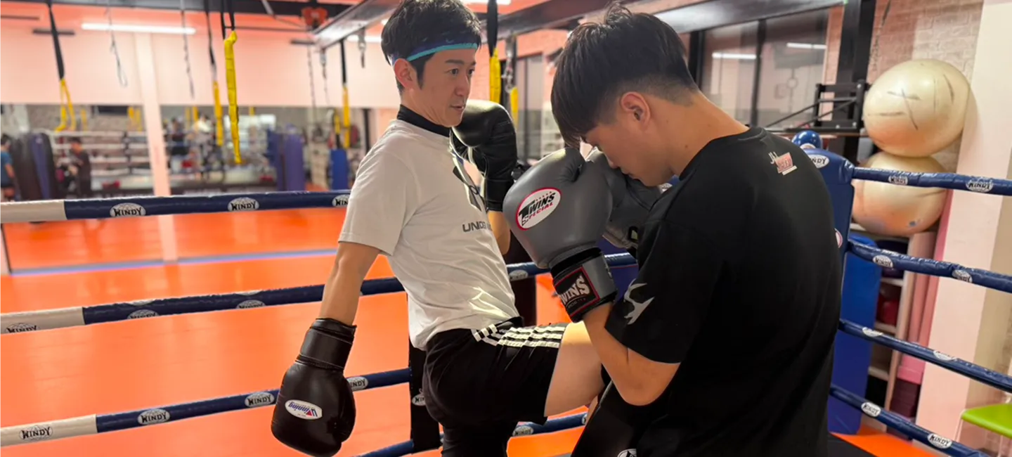 キックボクシングをしている男性